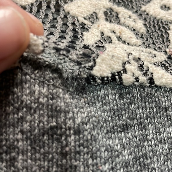 Forever 21‎ Cross Long Sleeve - Picture 5 of 5